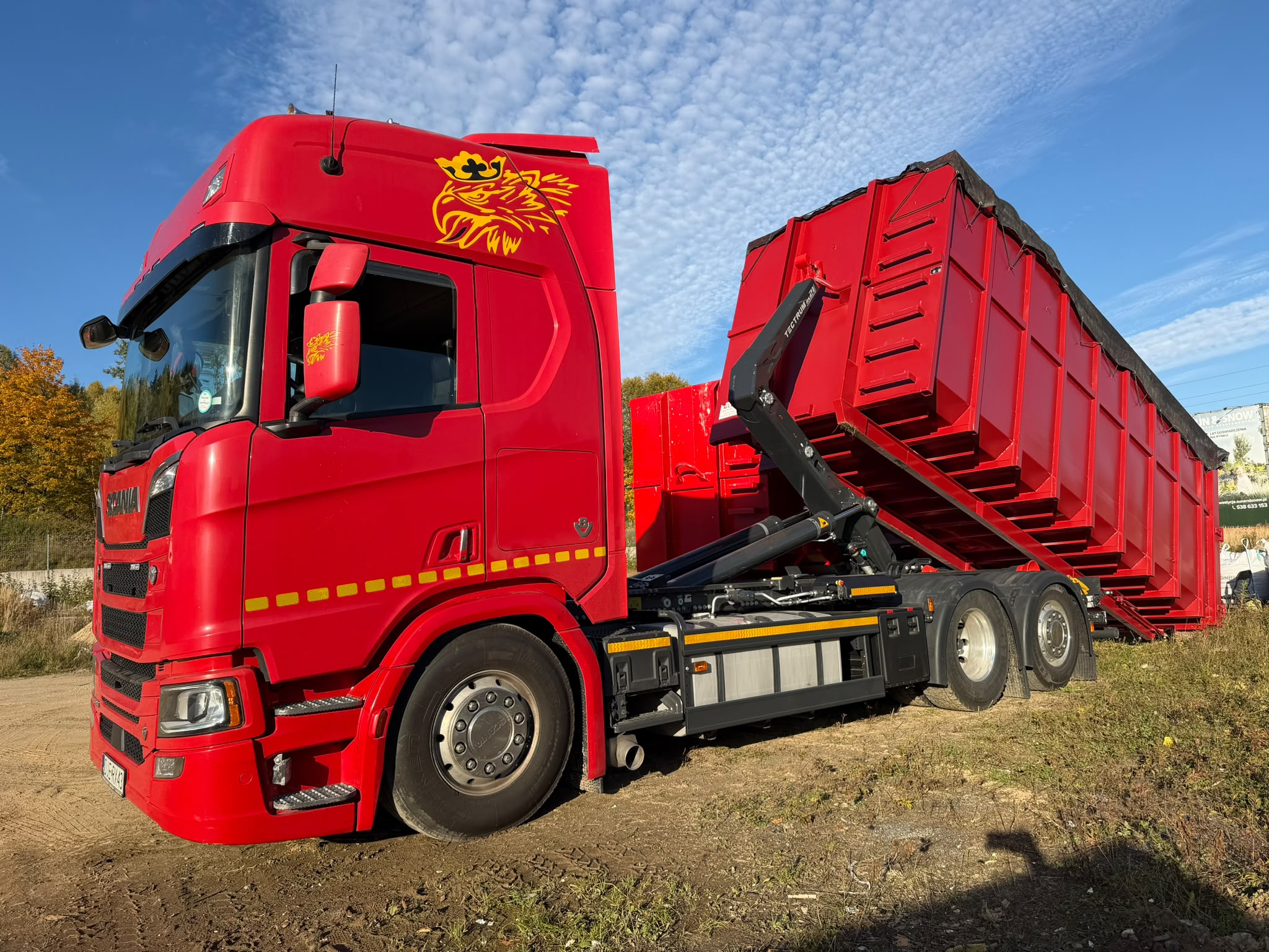 Scania podczas obsługi kontenera