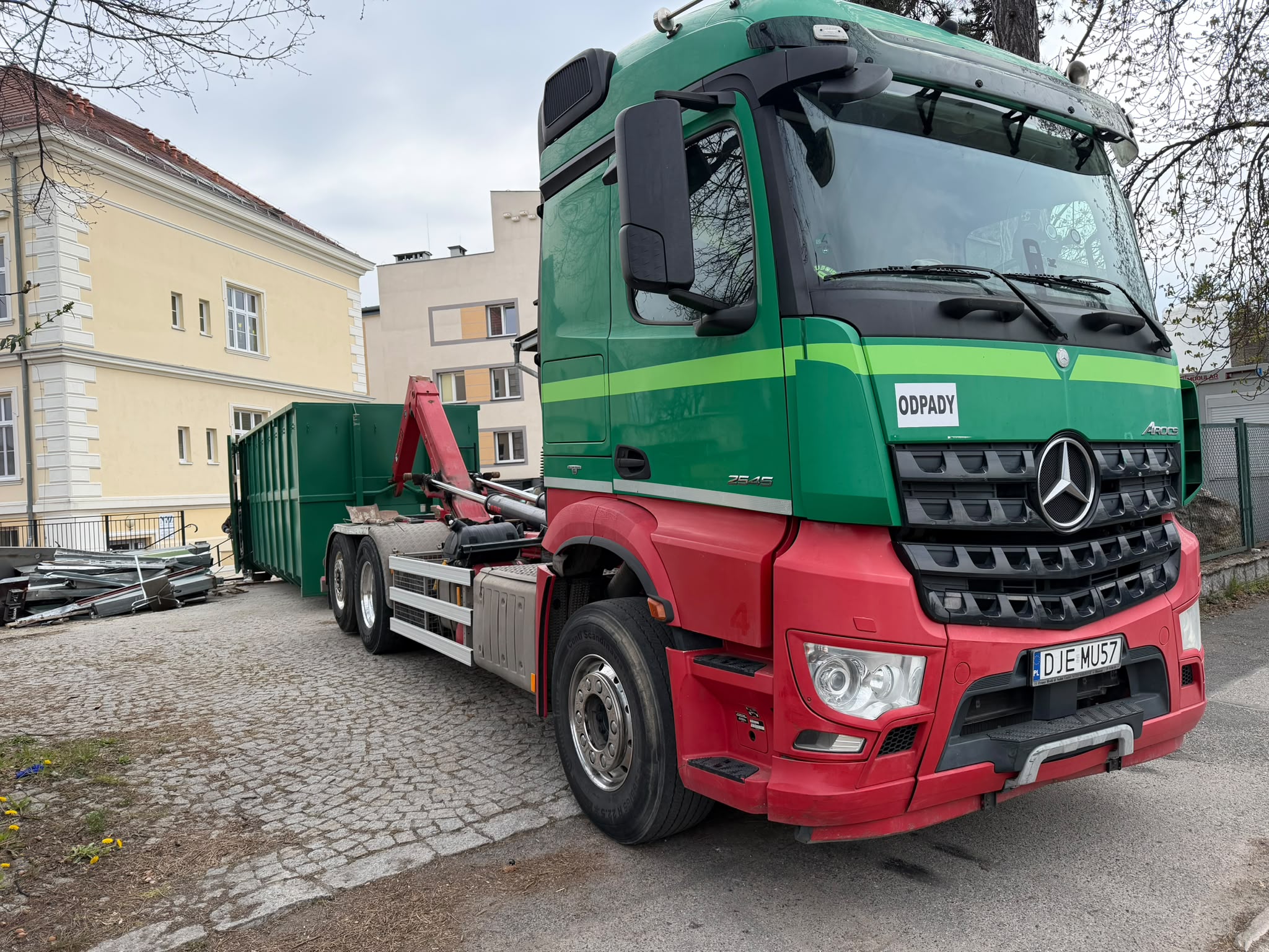 Hakowiec Mercedes przy realizacji